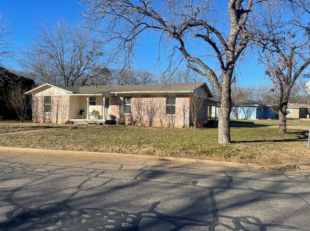 900 Elizabeth Blvd, Granbury, TX 76048