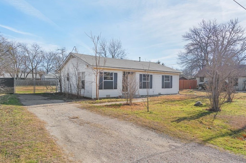 604 S Locust St, Venus, TX 76084