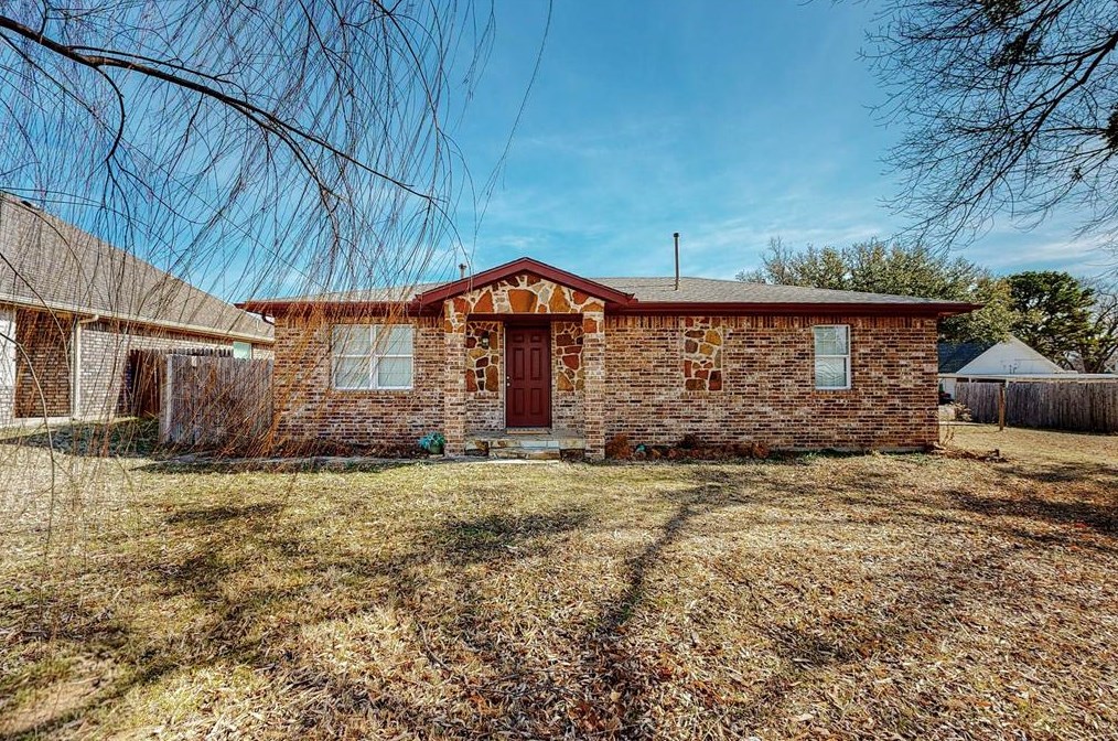 614 N Main St, Aubrey, TX 76227