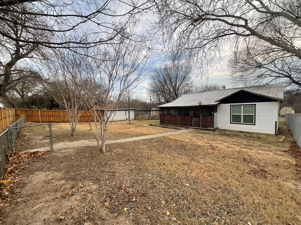 1621 S Stewart St, Azle, TX 76020