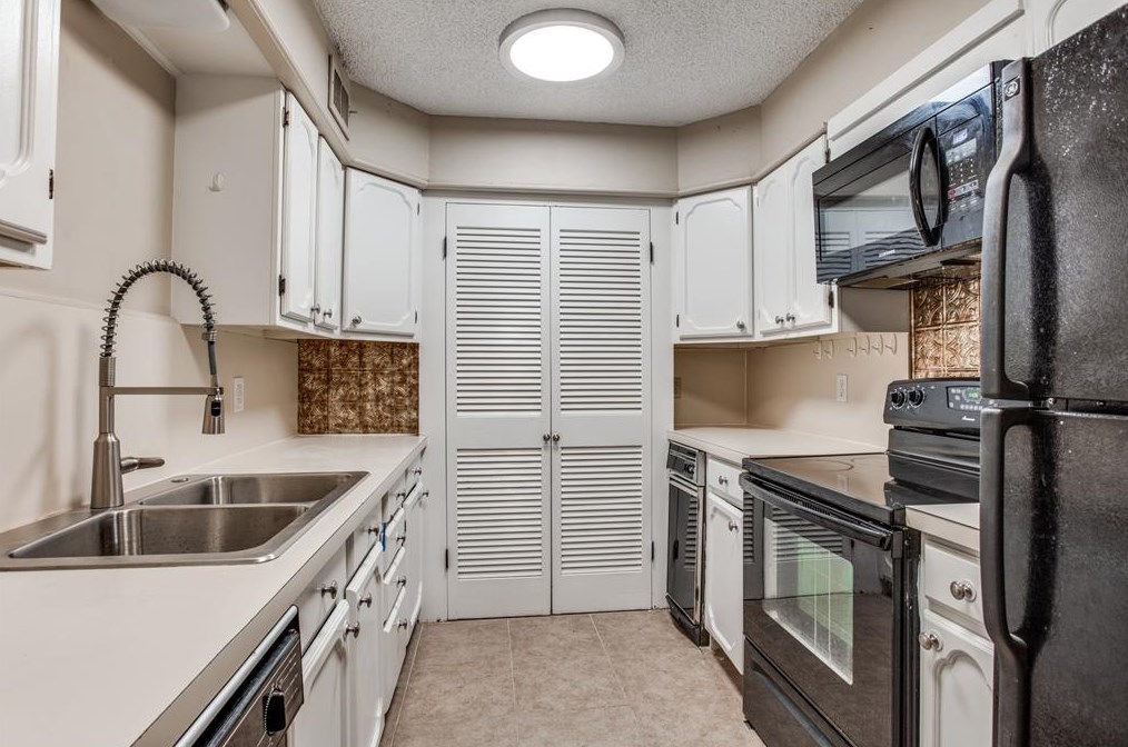 412 Hollyhill Ln, Denton, TX 76205