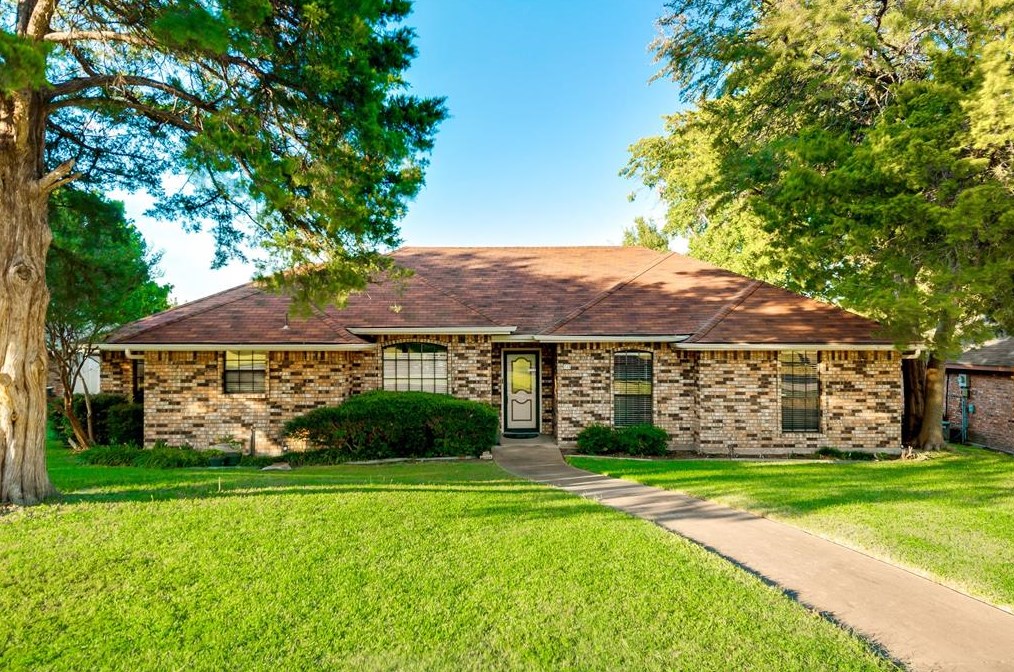 235 N Beltwoods Dr, Desoto, TX 75115