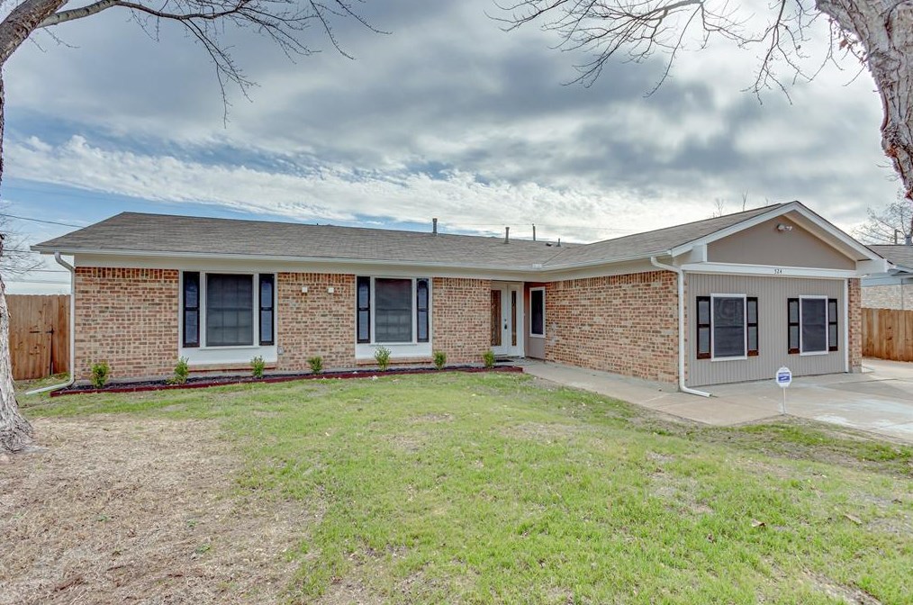 524 Wallace Dr, Crowley TX  76036-3241 exterior
