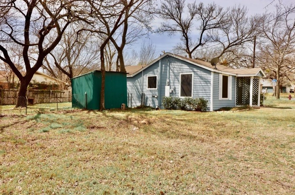 402 E Akard St, Weatherford, TX 76086