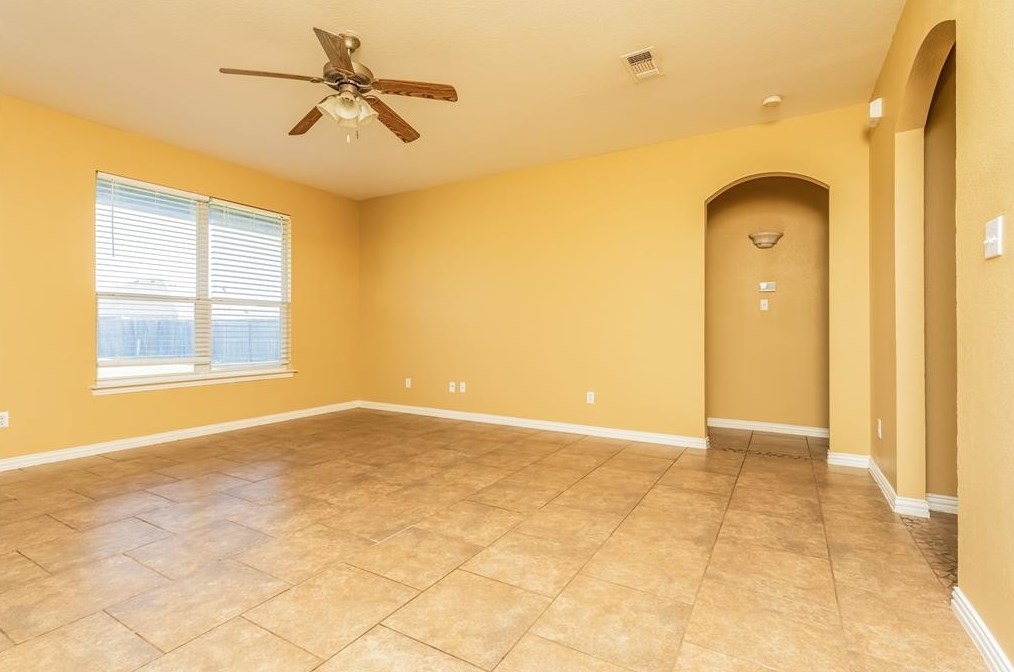 242 Kennedy Dr, Crowley TX  76036-4057 exterior