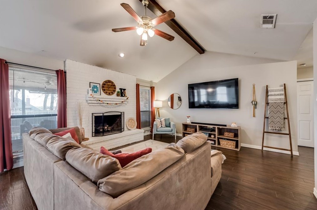 402 Oakwood Dr, Euless, TX 76040