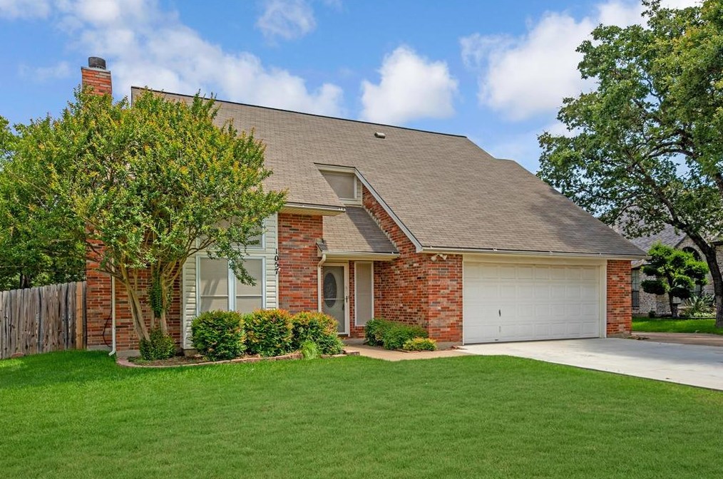 1057 Acorn Ln, Burleson, TX 76028