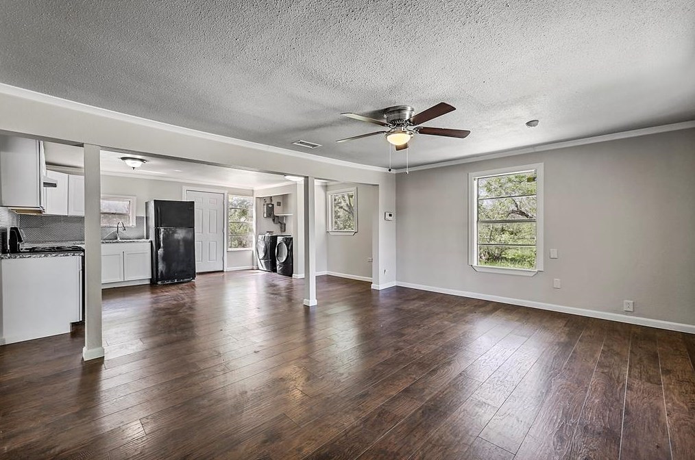 107 N Stadium Dr, Alvord, TX 76225
