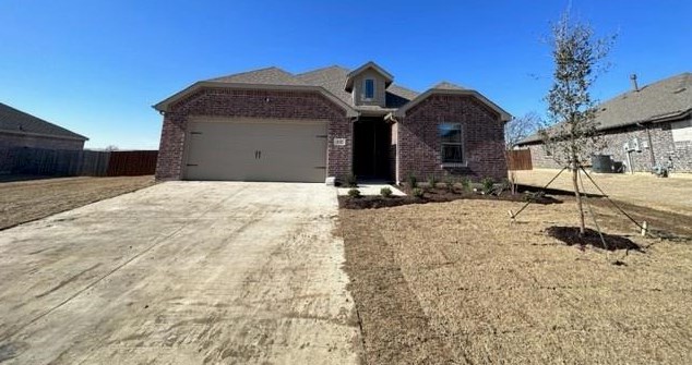 132 Creekside Dr, Sanger, TX 76266