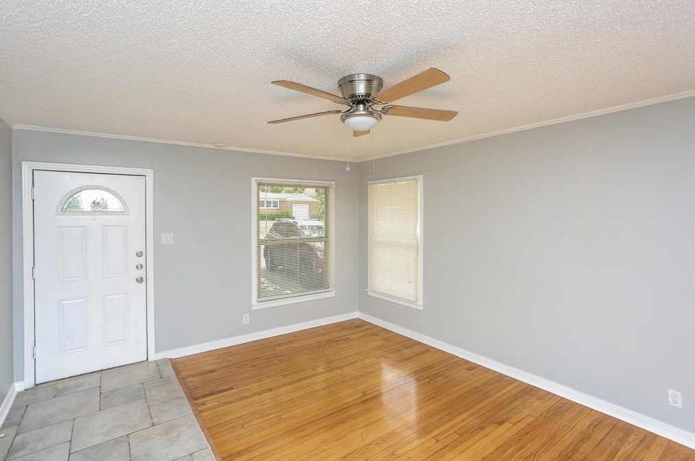 3620 W Seminary Dr, Fort Worth, TX 76109