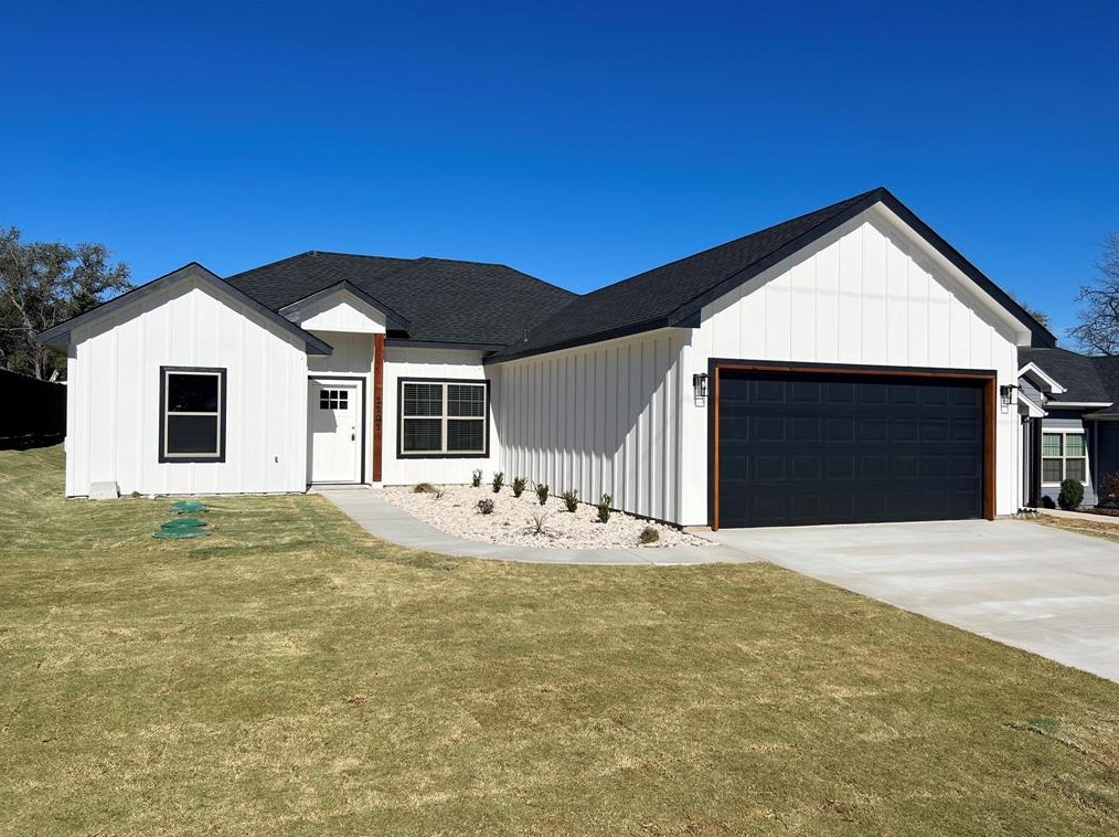 2202 Navasota St, Granbury, TX 76048