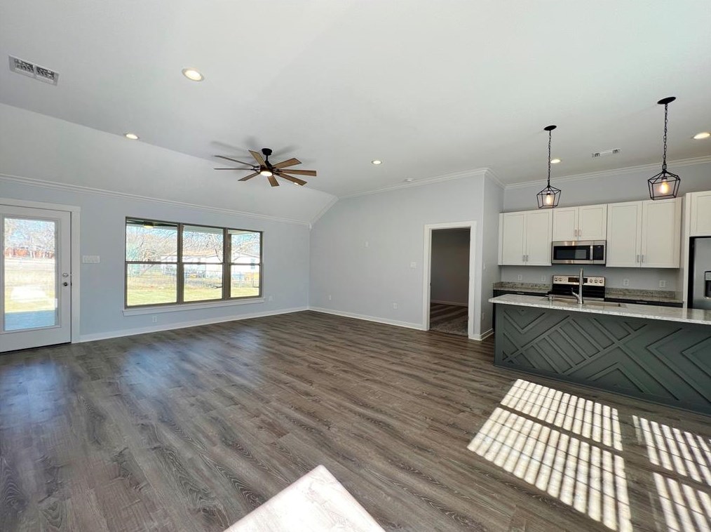 2208 Angelina St, Granbury, TX 76048