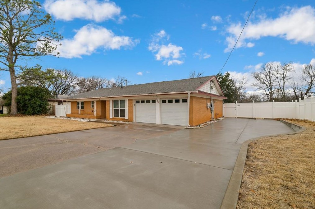 852 Henslee Dr, Euless, TX 76040