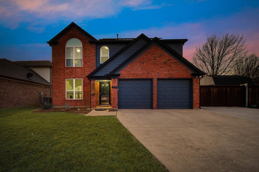 903 Roaring Cyn Rd, Euless, TX 76039