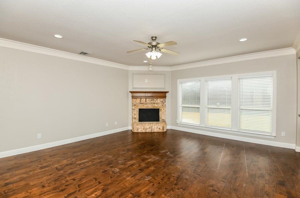 313 Creekwood Ct, Kennedale, TX