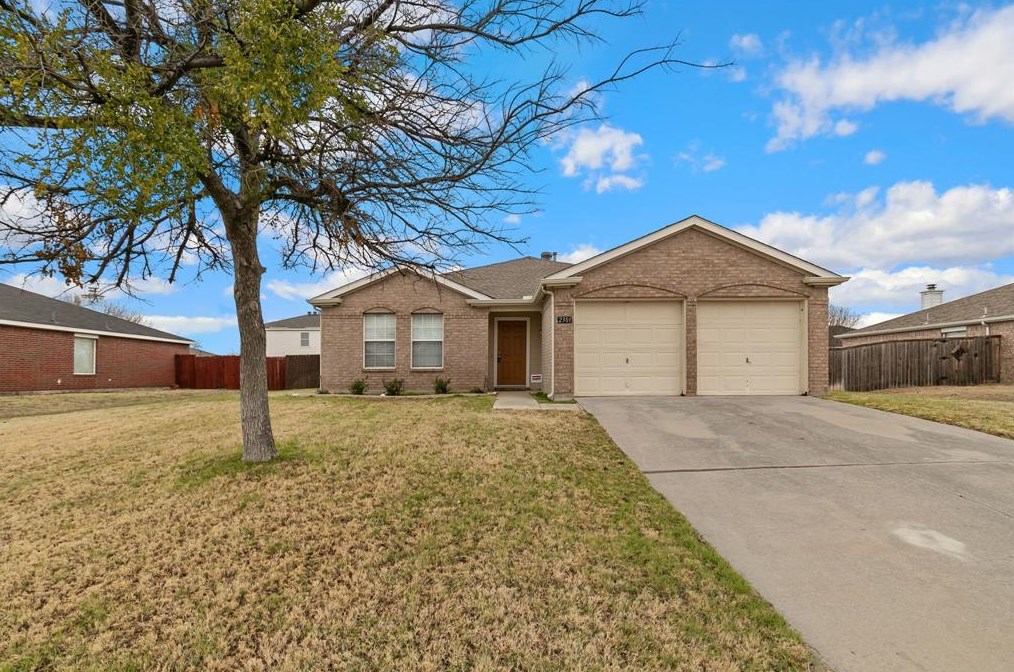 2301 Tailburton Ct, Oak Point, TX 75068