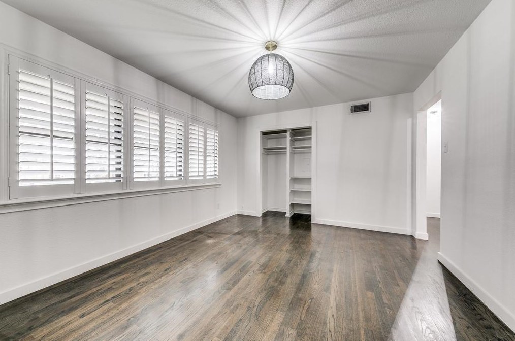 9005 Livenshire Dr, Dallas TX  75238-3649 exterior