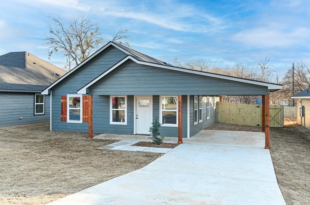 616 W Coffin St, Denison, TX 75020
