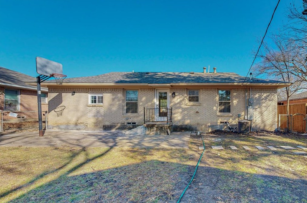 2702 Tolosa Dr, Dallas TX  75228-2010 exterior