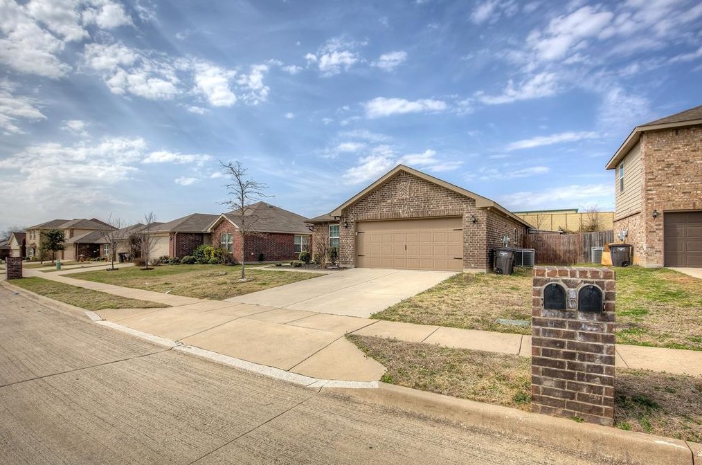 3104 Middleview Rd, Fort Worth, TX 76108