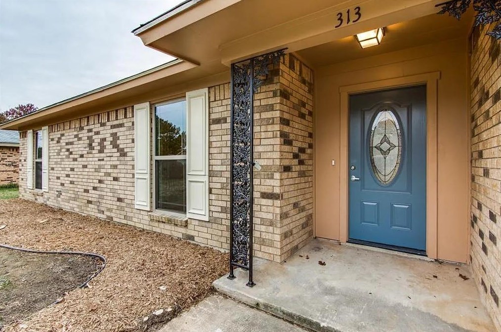 313 Mountainview Dr, Hurst, TX 76054