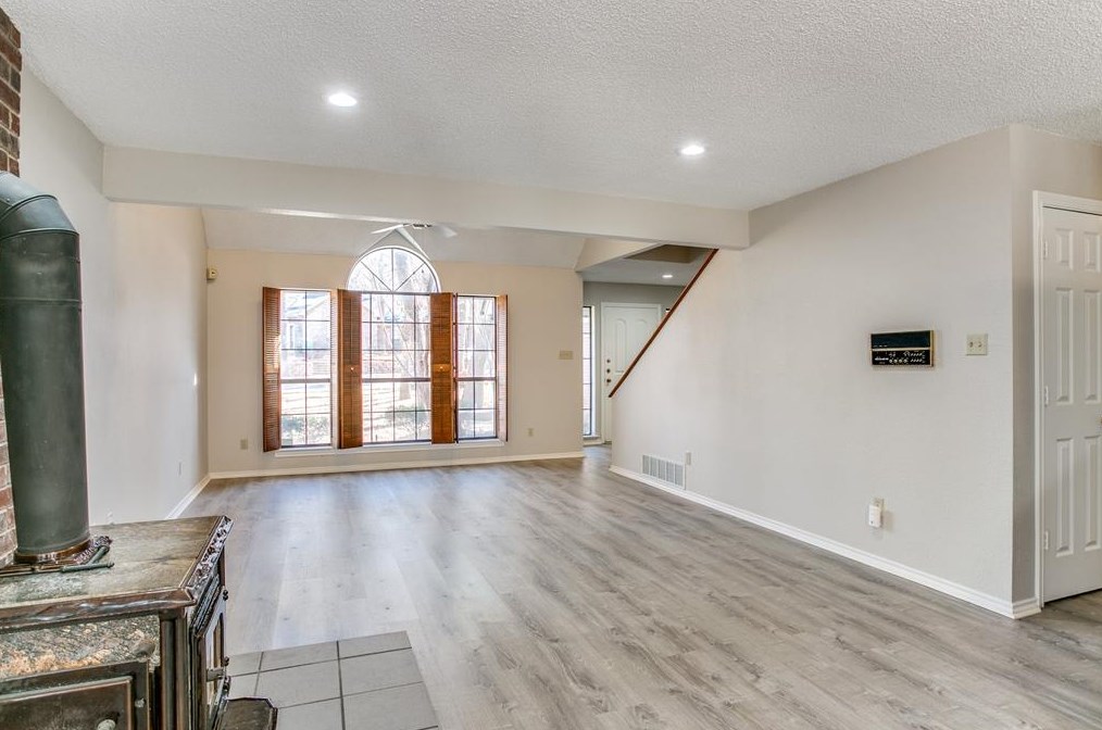 1009 W Winding Creek Dr, Grapevine, TX 76051