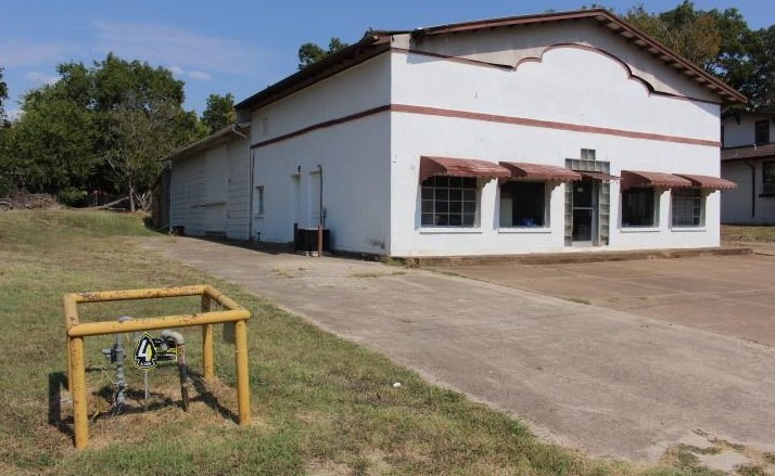 812 W 7th St, Bonham, TX 75418