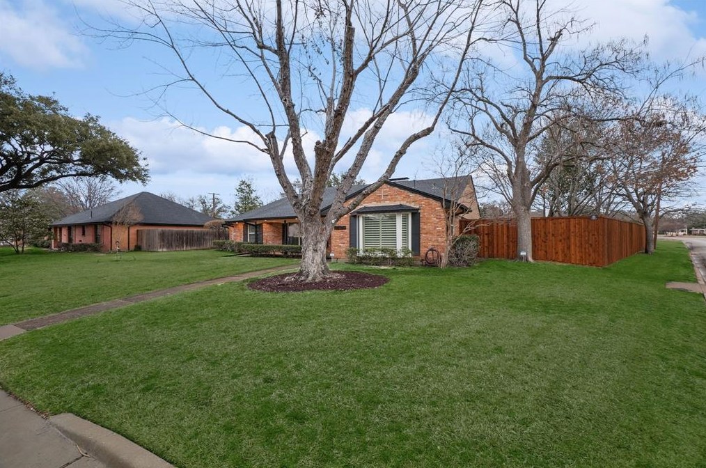 10406 Royal Clb Ln, Dallas TX 75229-5048 exterior