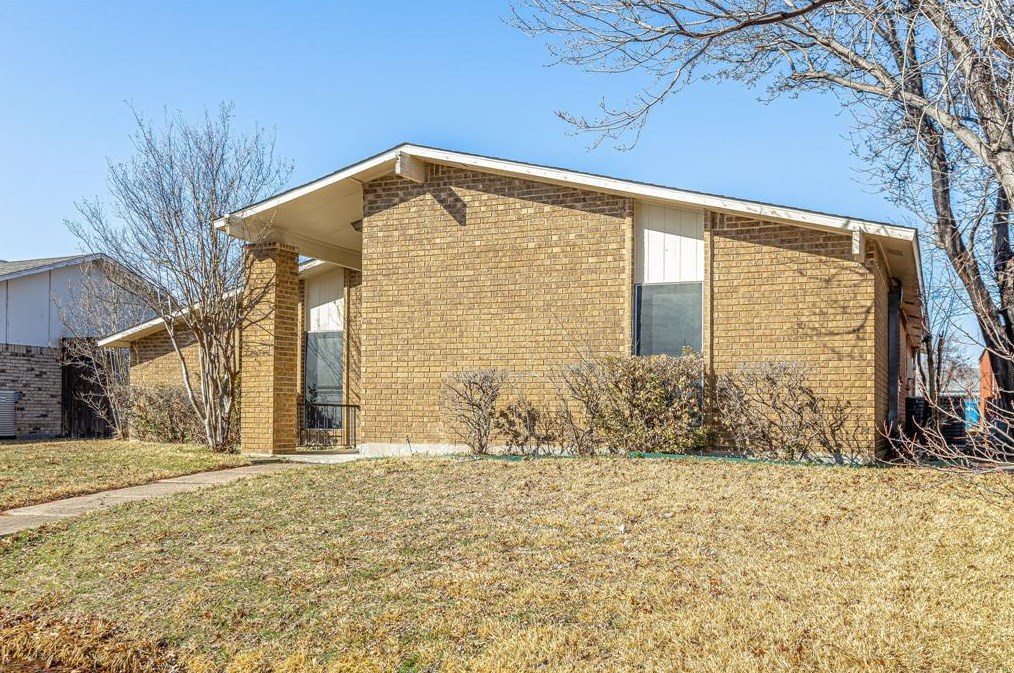 3121 Grapevine Ln, Carrollton, TX 75007