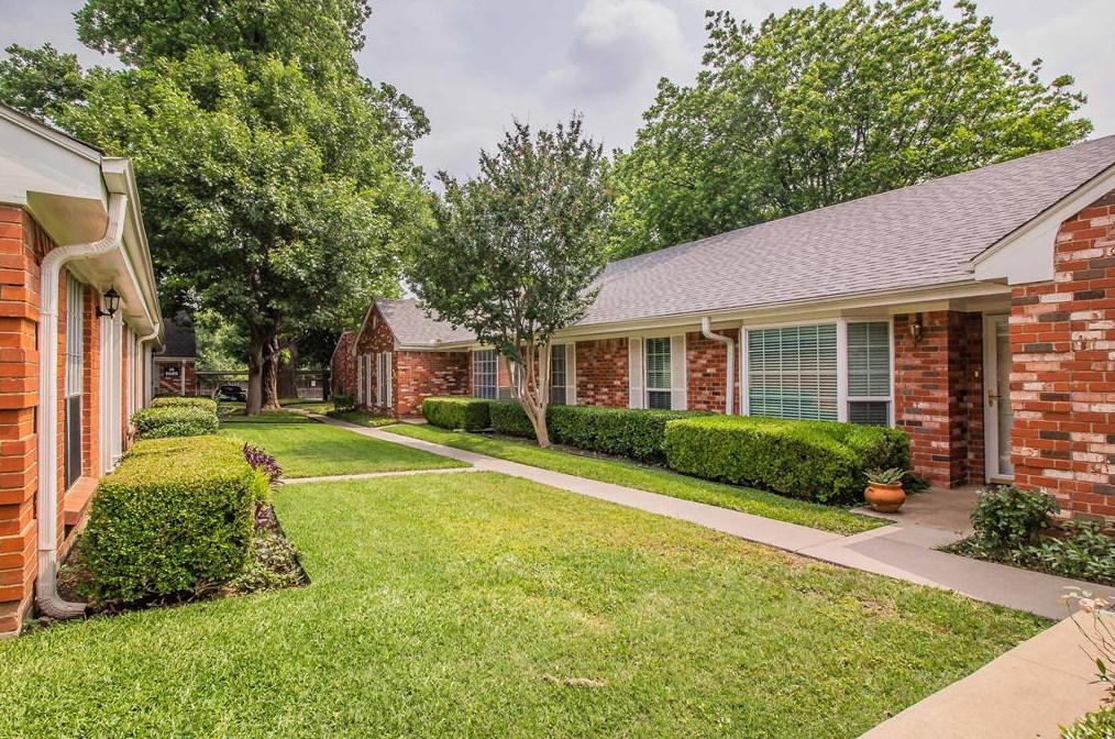 937 Roaring Springs Rd, Fort Worth, TX 76114
