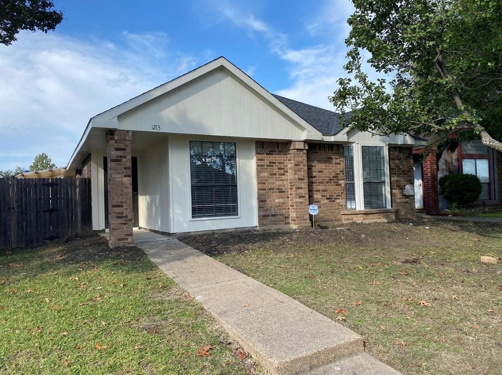 1213 Old Barn Ln, Mesquite TX  75149-6823 exterior