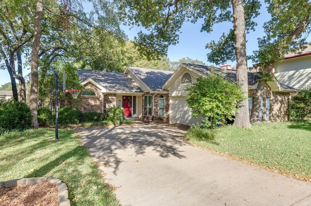 2305 Mcdowell Dr, Euless, TX 76039
