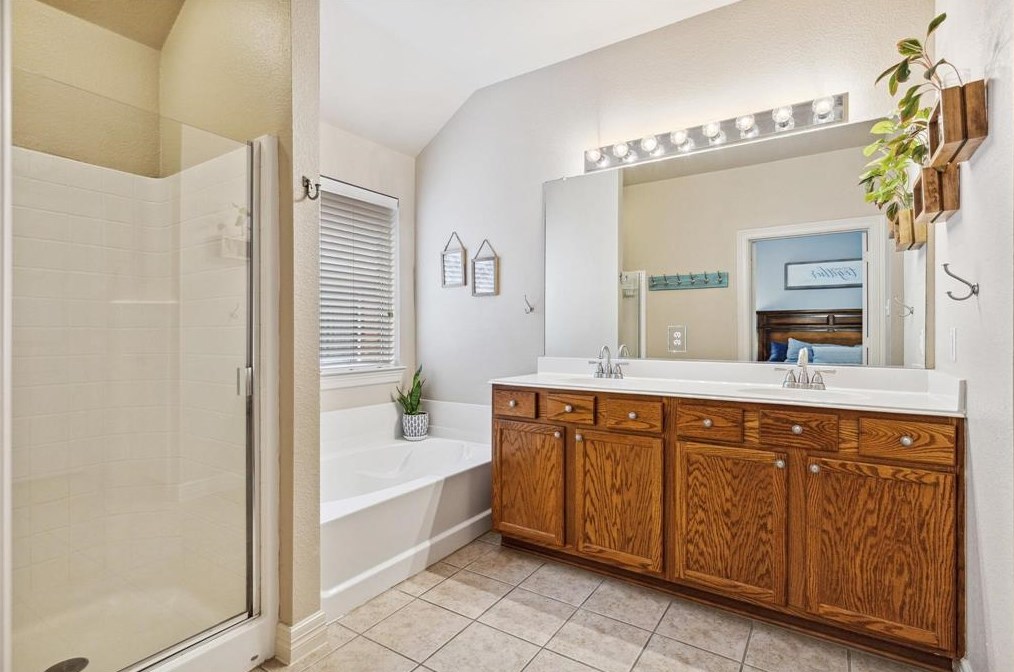 2911 Midstream Dr, St Paul, TX 75098