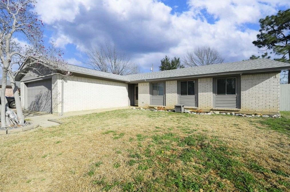 706 Delta Dr, Euless, TX 76039