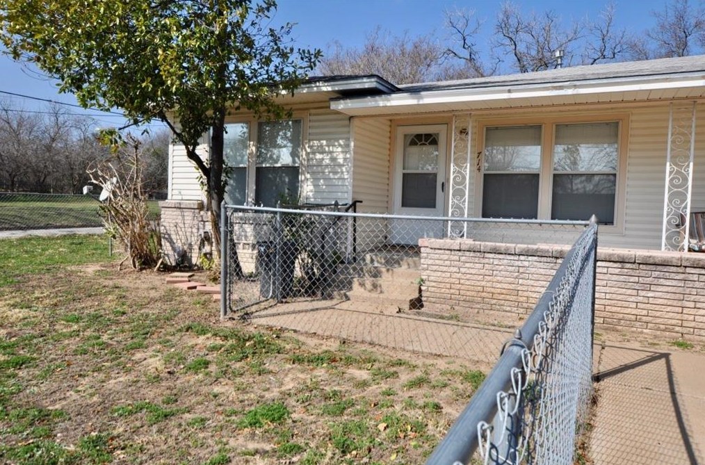 714 W Bridge St, Weatherford, TX 76086