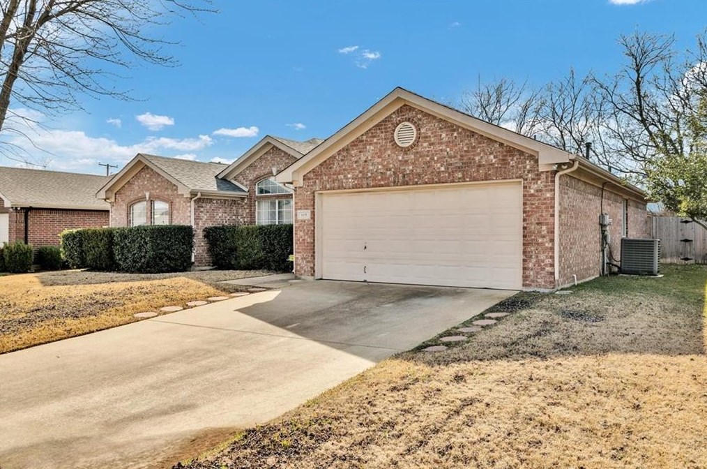1415 High Crest Dr, Midlothian, TX 76063
