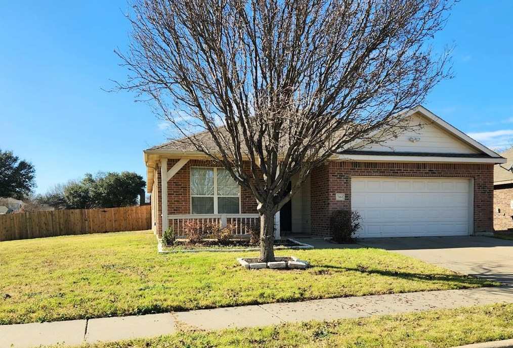 7664 Hollow Forest Dr, Fort Worth, TX 76123