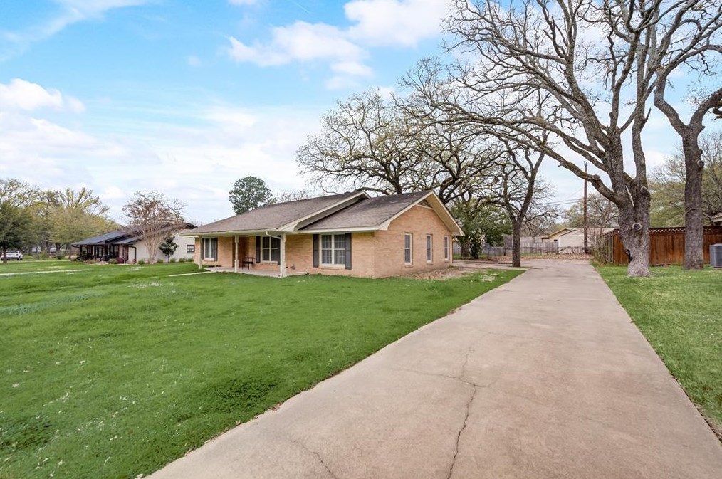 910 Dobbins Rd, Corsicana, TX 75110