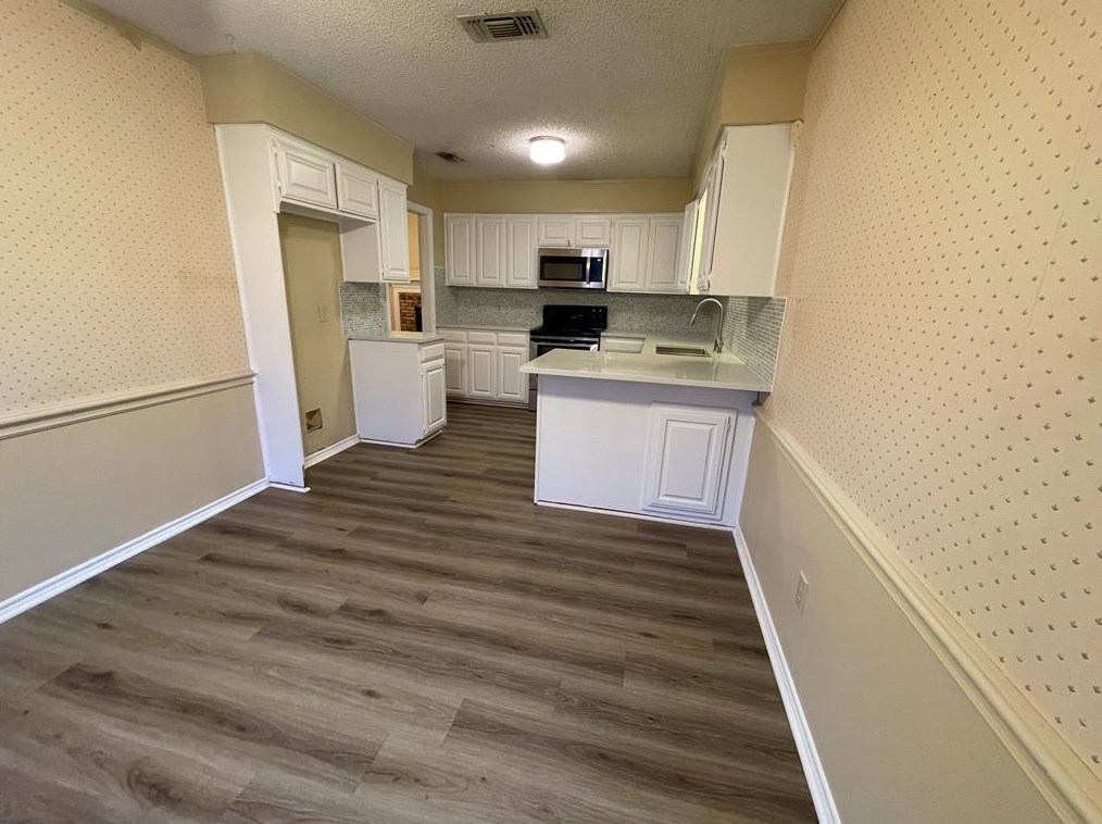 1803 W Wall St, Grapevine, TX 76051