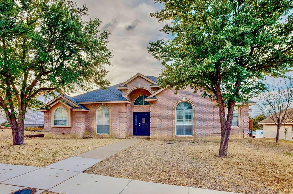 2006 Wellington Dr, Grand Prairie TX  75051-3741 exterior