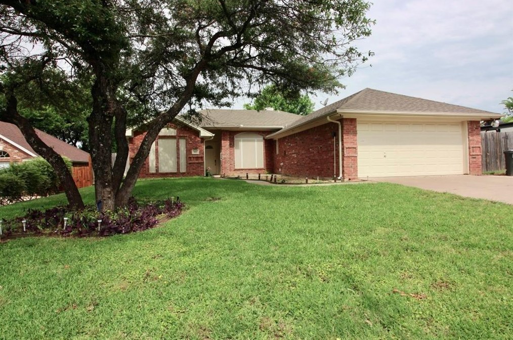 102 Chimney Rock Ct, Weatherford, TX 76086