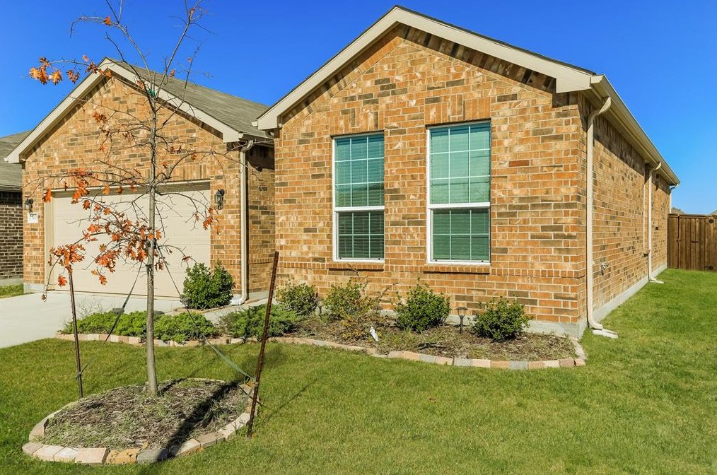1833 Vernon Dr, Aubrey, TX 76227