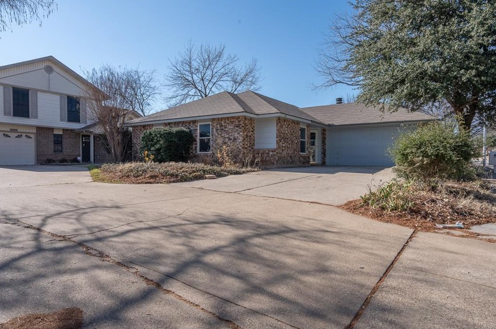 2911 Forest Creek Dr, Fort Worth, TX 76123