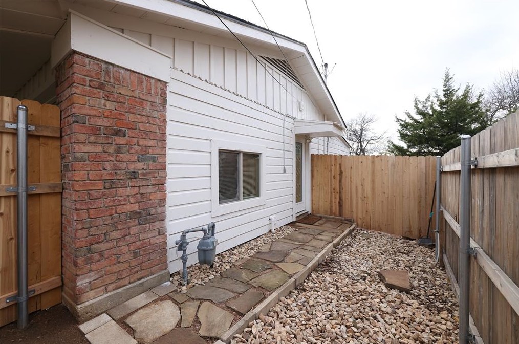 3808 S Timberline Dr, Fort Worth, TX 76119