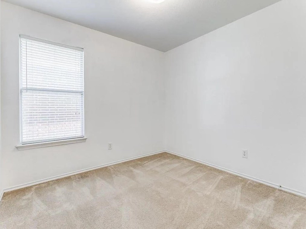 301 Honeysuckle Ct, Oak Leaf, TX 75154