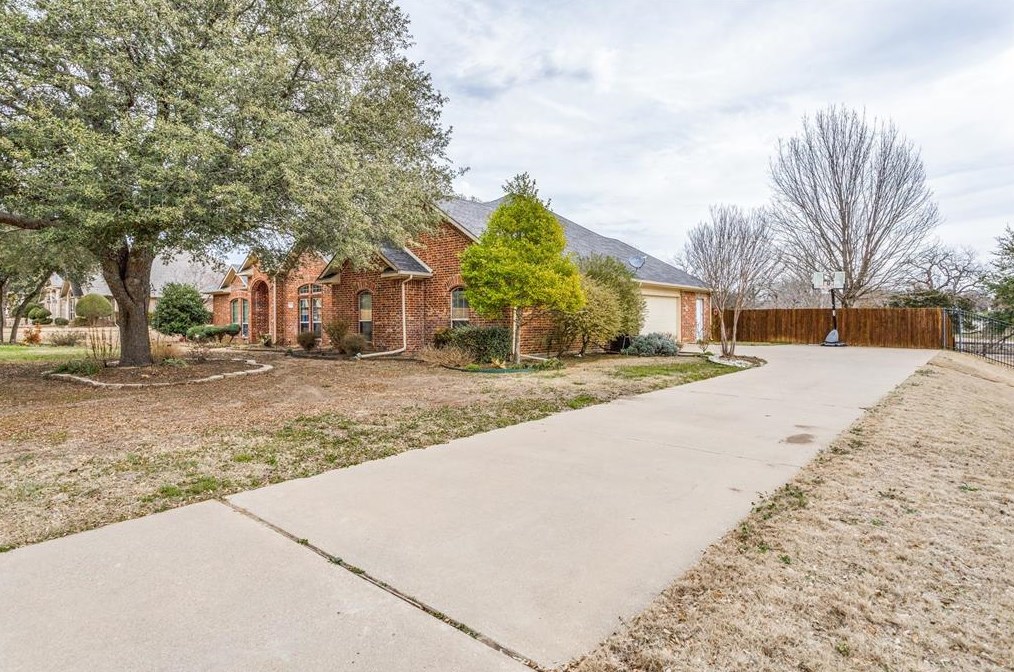 108 Country Ridge Ct, Oak Leaf, TX 75154-3931