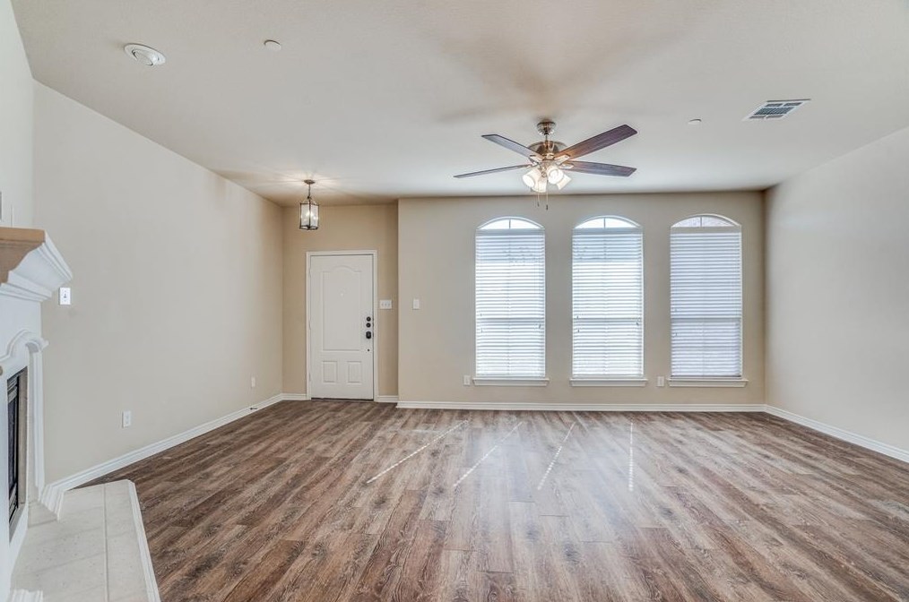 4253 Indian Run Dr, Carrollton TX  75010-3297 exterior