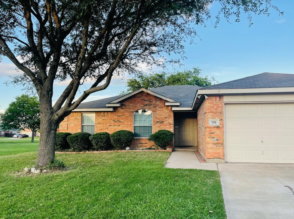 702 Victoria Dr, Midlothian, TX 76065