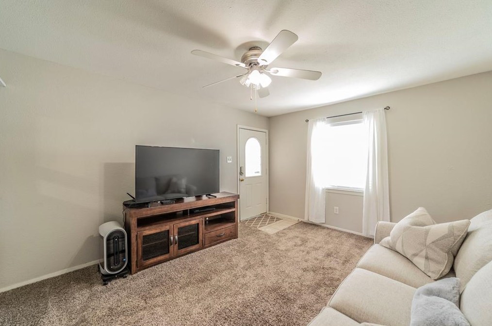 708 W Harwood Rd, Euless, TX 76039