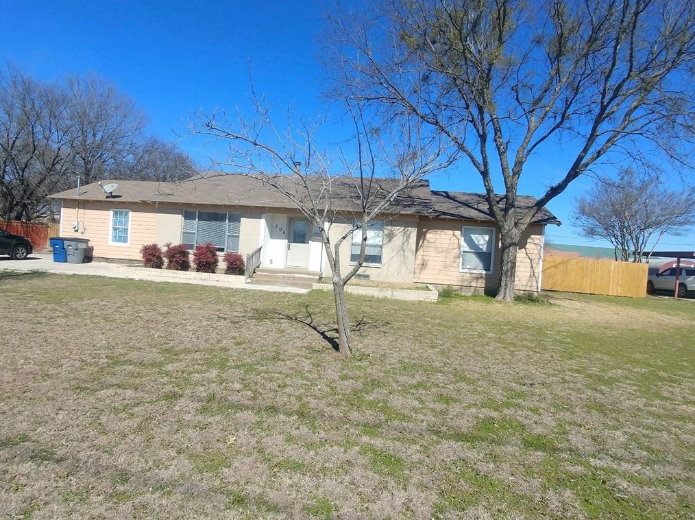 209 E Colonial Dr, Lancaster, TX 75134
